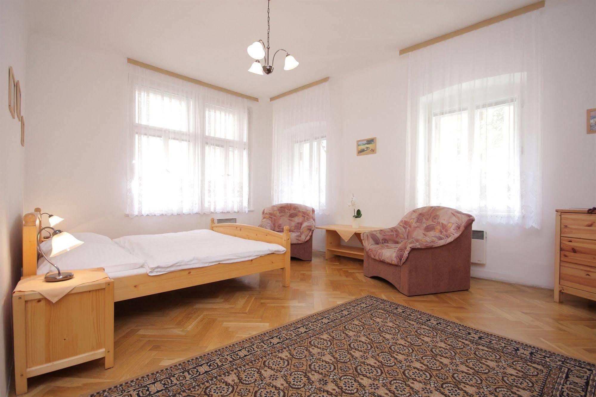 The Green Garland Pension Прага Экстерьер фото