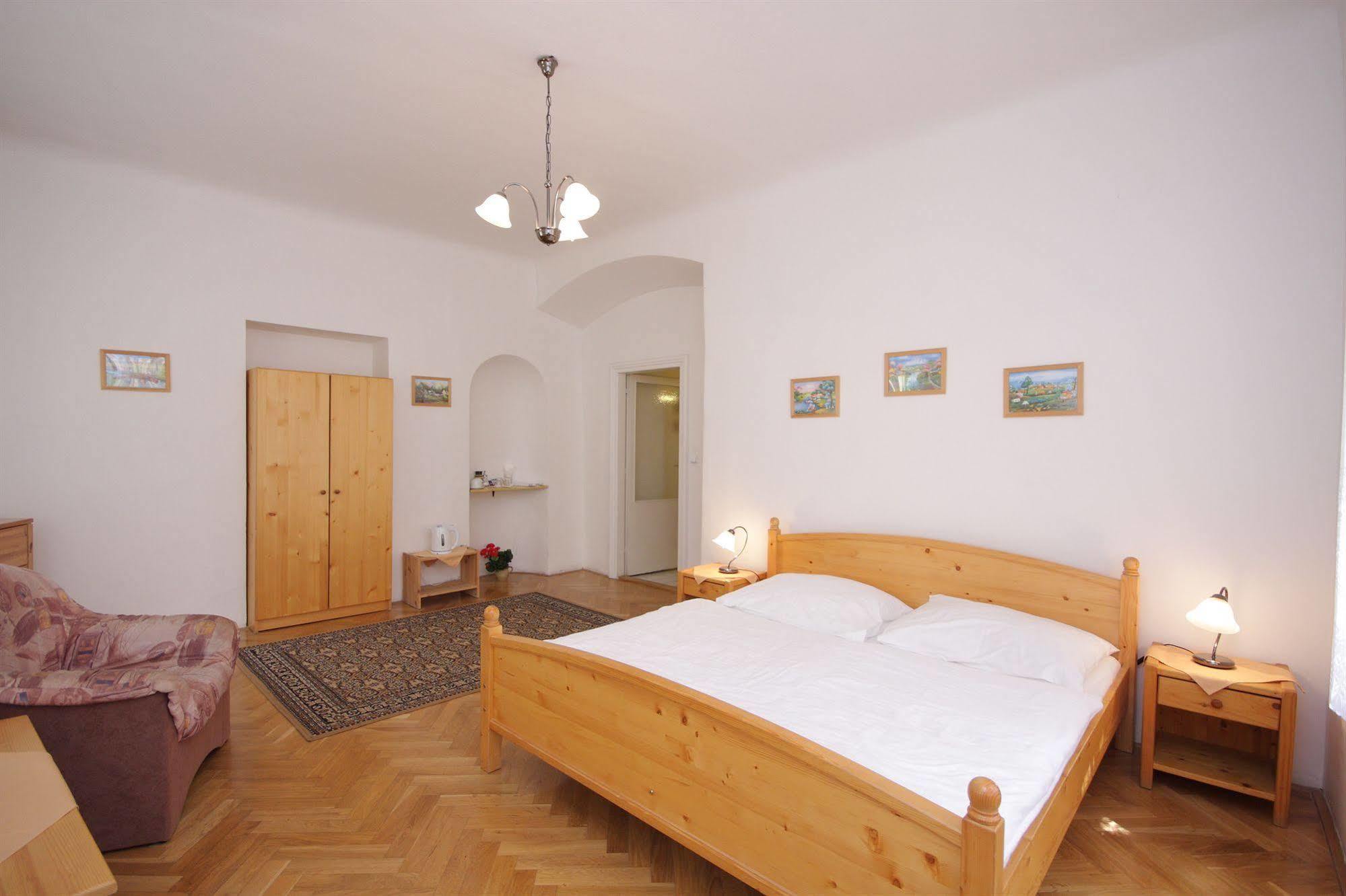 The Green Garland Pension Прага Экстерьер фото
