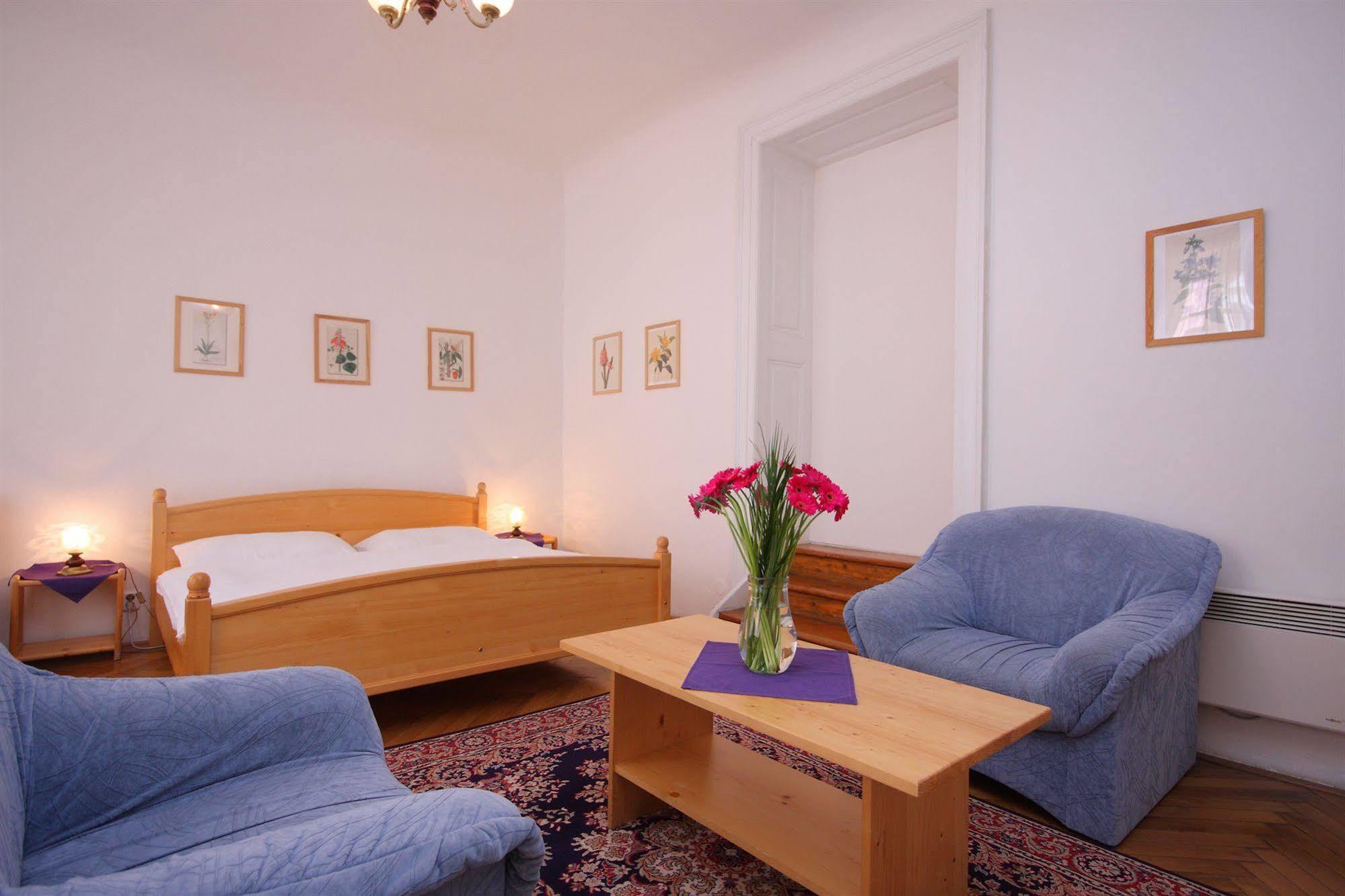 The Green Garland Pension Прага Экстерьер фото