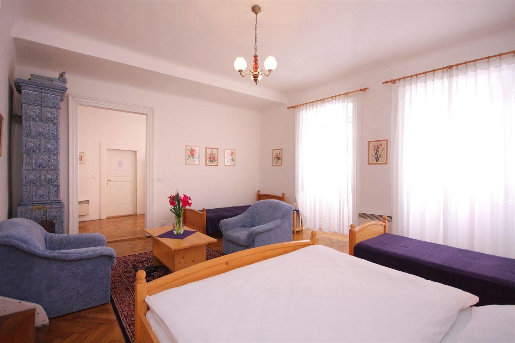The Green Garland Pension Прага Экстерьер фото