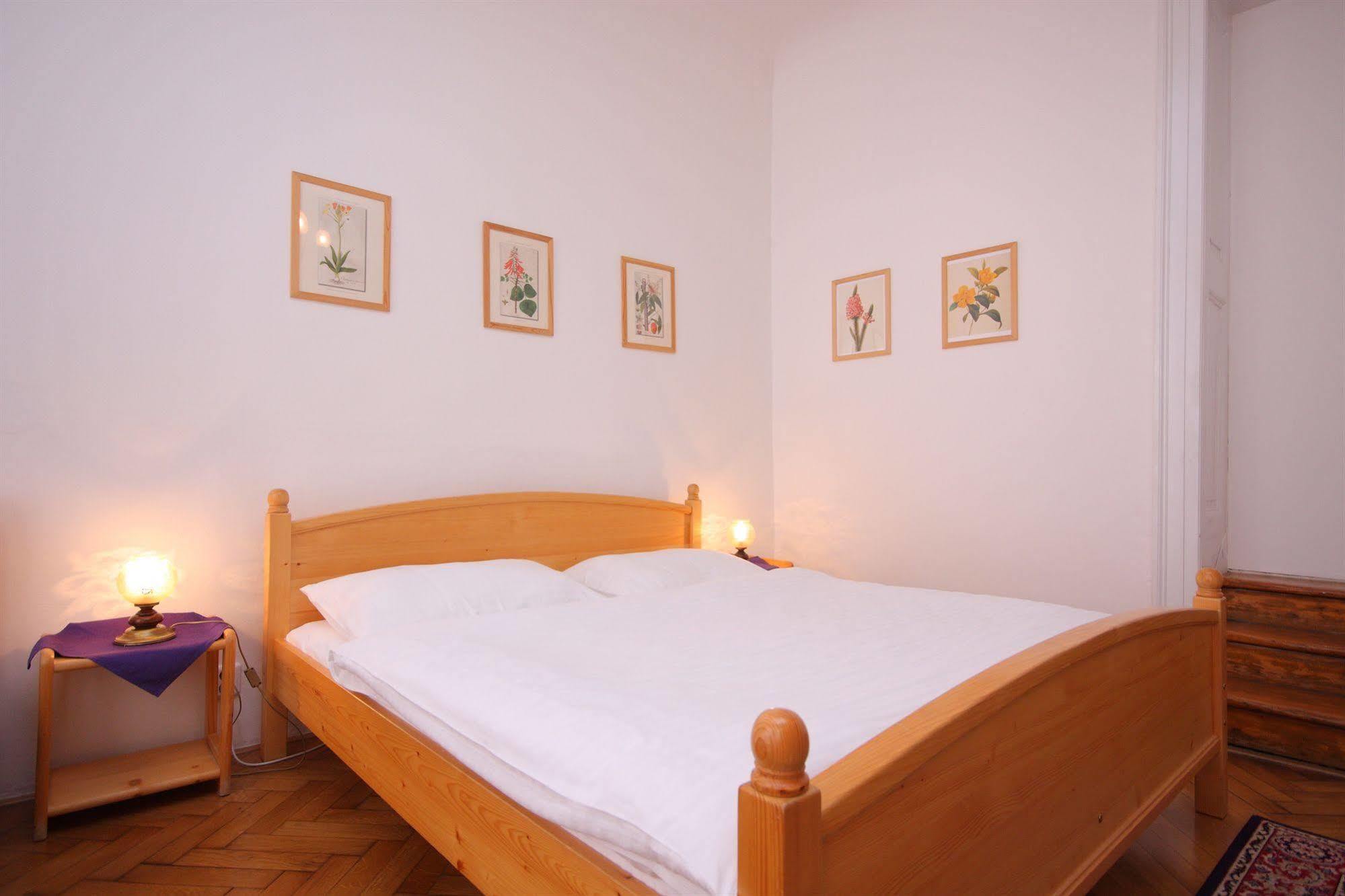 The Green Garland Pension Прага Экстерьер фото