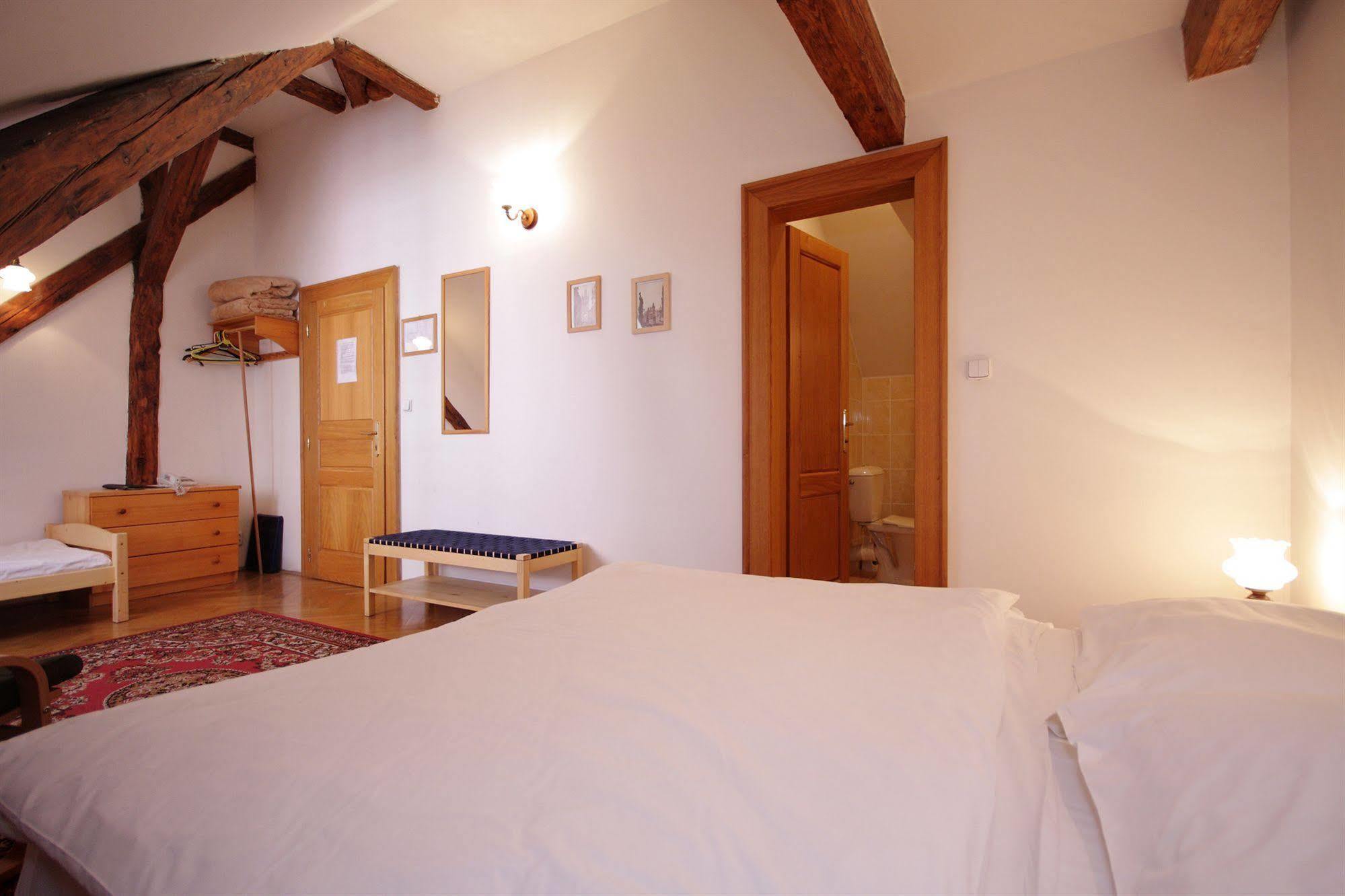 The Green Garland Pension Прага Экстерьер фото