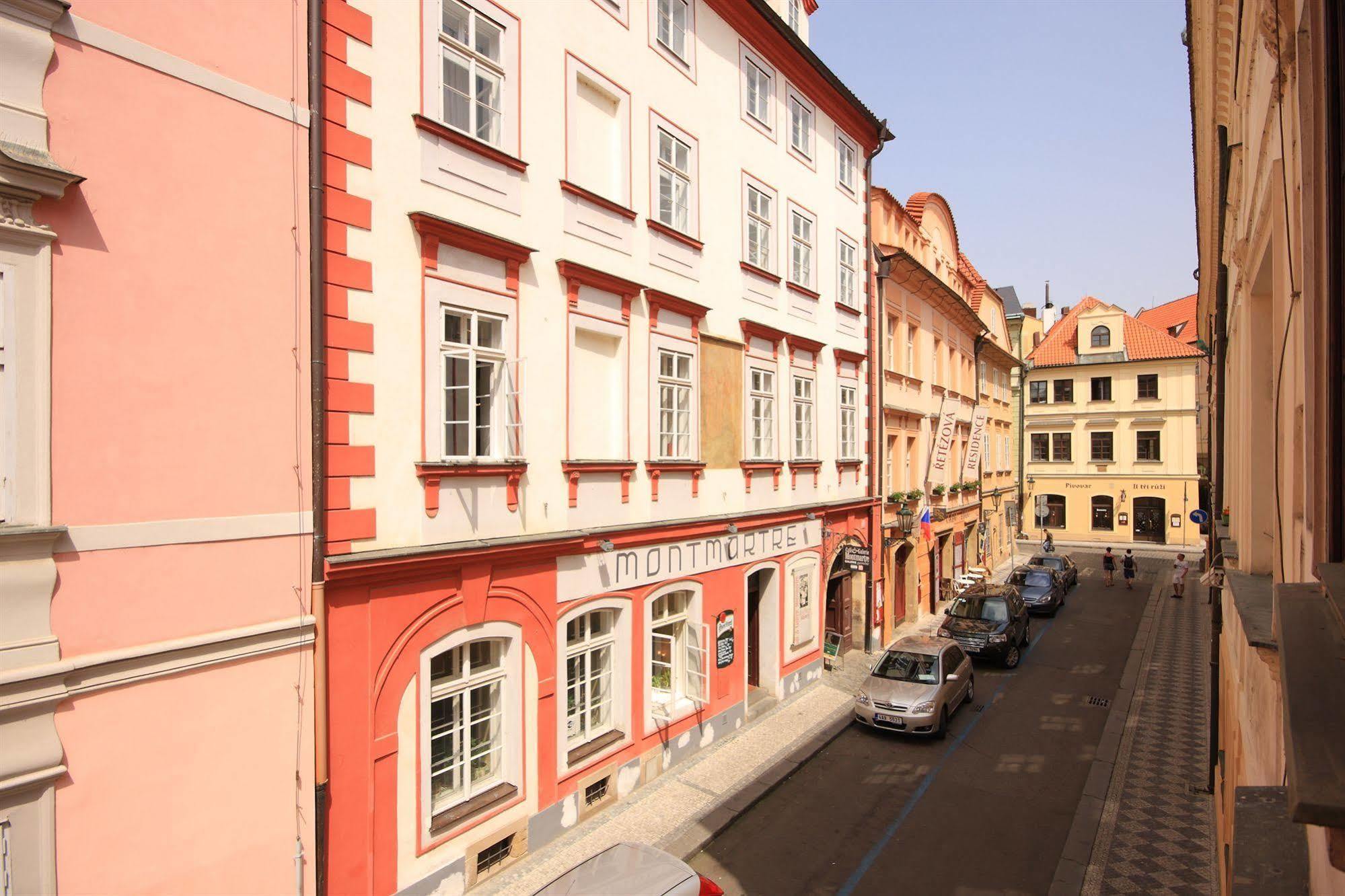 The Green Garland Pension Прага Экстерьер фото